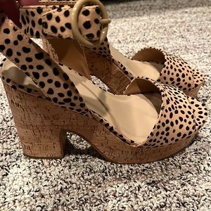 Super cute, animal print, cork, wrap around sandal.